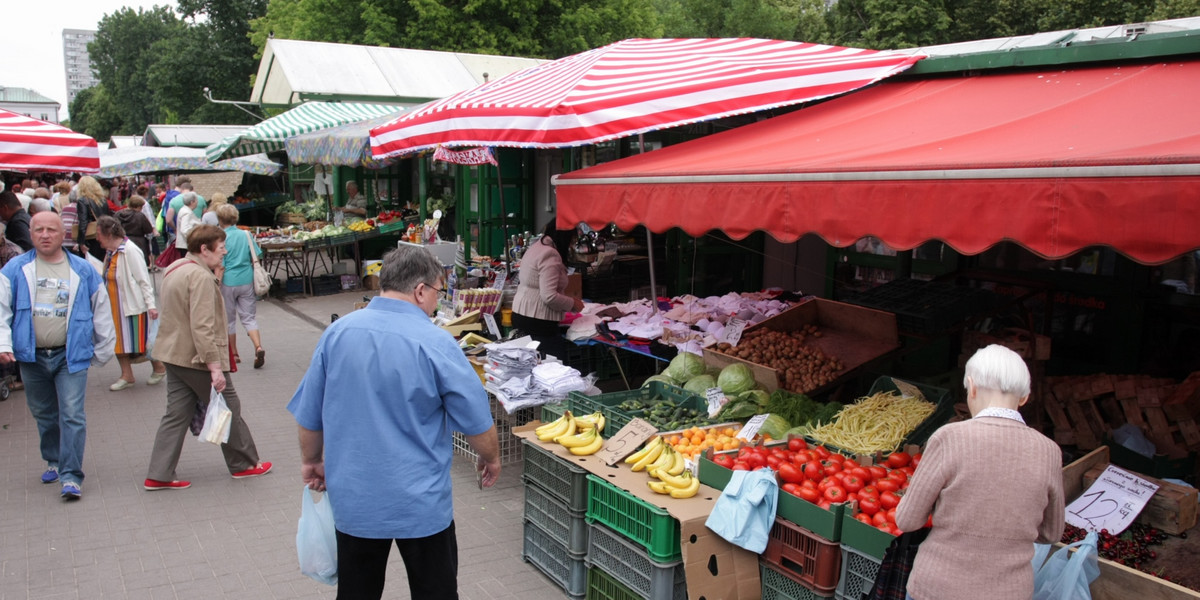 Bazar pod halą Mirowską w Warszawie.