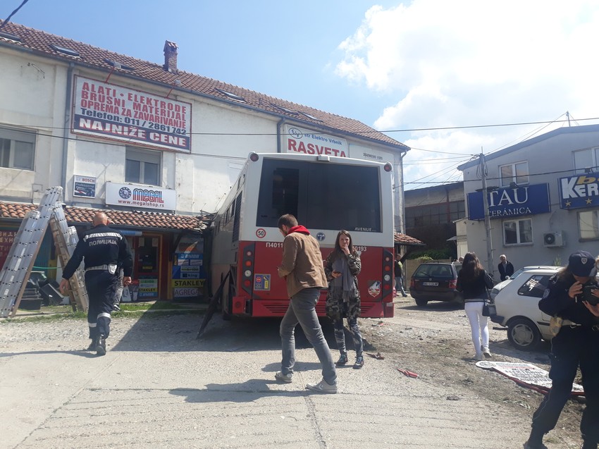 Autobus ušao direktno u prodavnicu