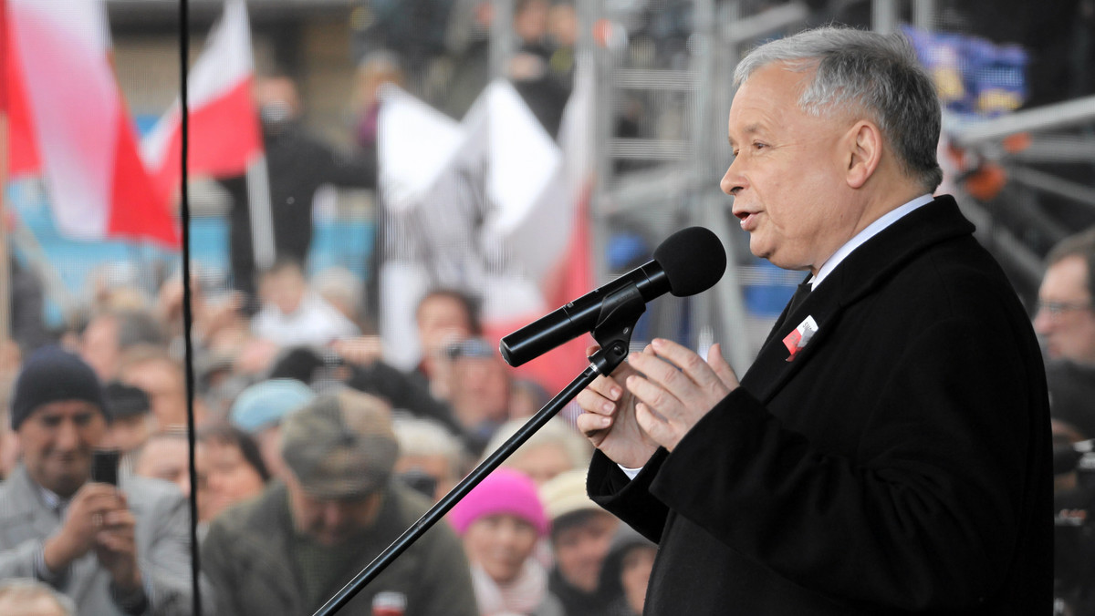 Prezes PiS Jarosław Kaczyński zaapelował w środę do rządu o obniżenie akcyzy na benzynę, co - jak zaznaczył - spowodowałoby spadek cen paliwa. Poinformował też, że PiS przygotowało projekt ustawy, która zwalnia z opodatkowania darowaną żywność.