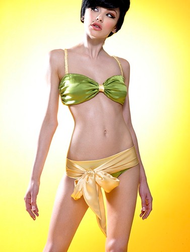 Vikki Blows reklamuje bieliznę w sesji stylizowanej na cukierkowe lata 50.