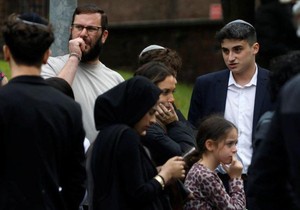 Ljudi su se okupili u blizini mesta napada kod sinagoge u Mančesteru - napad je izveden na veliki jevrejski praznik Jom Kipur | Foto: REUTERS/Temilade Adelaja