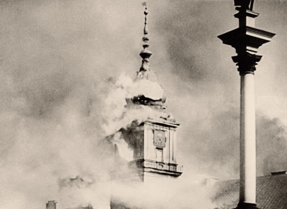 Zamek Królewski w Warszawie - płonąca Wieża Zegarowa, 17 września 1939 roku