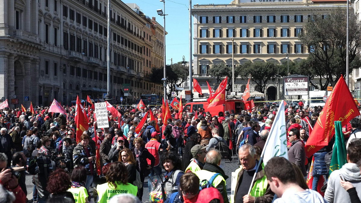 Wielotysięczna antyrządowa demonstracja odbyła się w Rzymie. Zorganizował ją związek metalowców Fiom, należący do lewicowej centrali Cgil. - Rząd Matteo Renziego jest gorszy od gabinetu Silvio Berlusconiego - mówił lider związku Maurizio Landini.