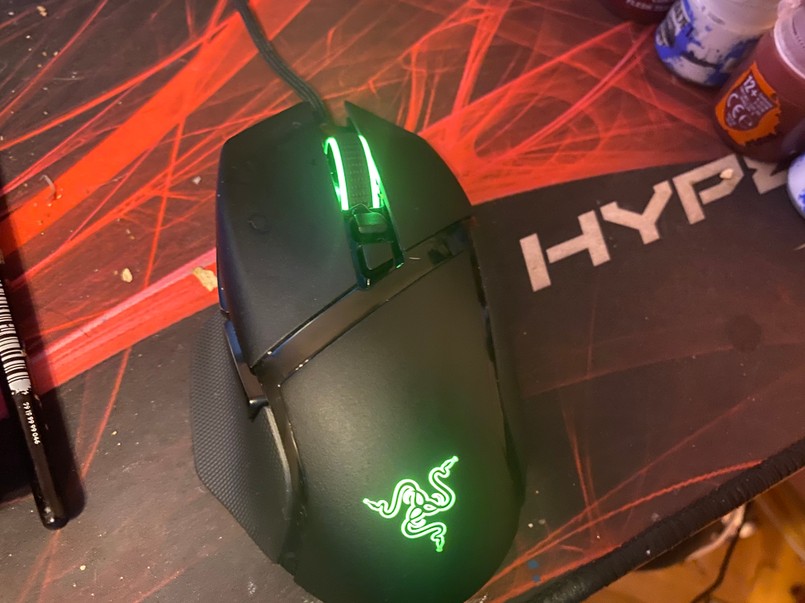 Razer Basilisk v2 to mysz przeznaczona dla praworęcznych graczy. Jeśli chodzi o design, to Razer postawił na sprawdzone kształty z pierwszej edycji. Dostajemy 2 przyciski z boku, podkładkę pod kciuk i lekko pochyloną powierzchnię myszy. Tak, jak w pierwszym „bazyliszku”, tak i w tym dostajemy z boku specjalny przycisk, któremu możemy przypisać choćby tymczasowe zwiększenie rozdzielczości gryzonia, co przydaje się choćby, gdy w strzelance przełączamy się na karabin snajperski i chcemy precyzyjnie wymierzyć. Wszystkie klawisze myszy są programowalne.