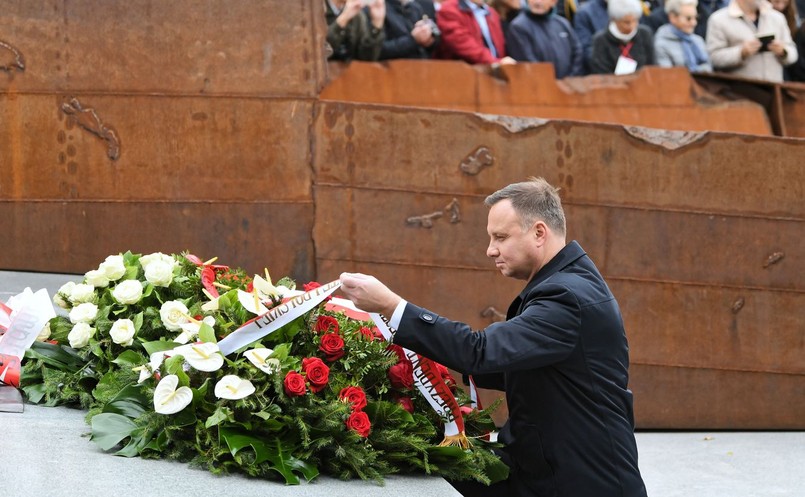 - Kładziemy jeden z ostatnich kamieni na fundamencie prawdziwej, wolnej Polski, na której dalej będzie można budować jej wielki gmach; nie na jakichś spróchniałych bierwionach, lecz na wielkich kamieniach naszej historii ostatniego stulecia, stulecia od odzyskania przez Polskę niepodległości w 1918 r. - powiedział Andrzej Duda podczas pogrzebu na Cmentarzu Marynarki Wojennej w Gdyni.