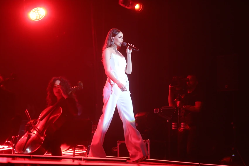 Emina skinula ogrtač na bini