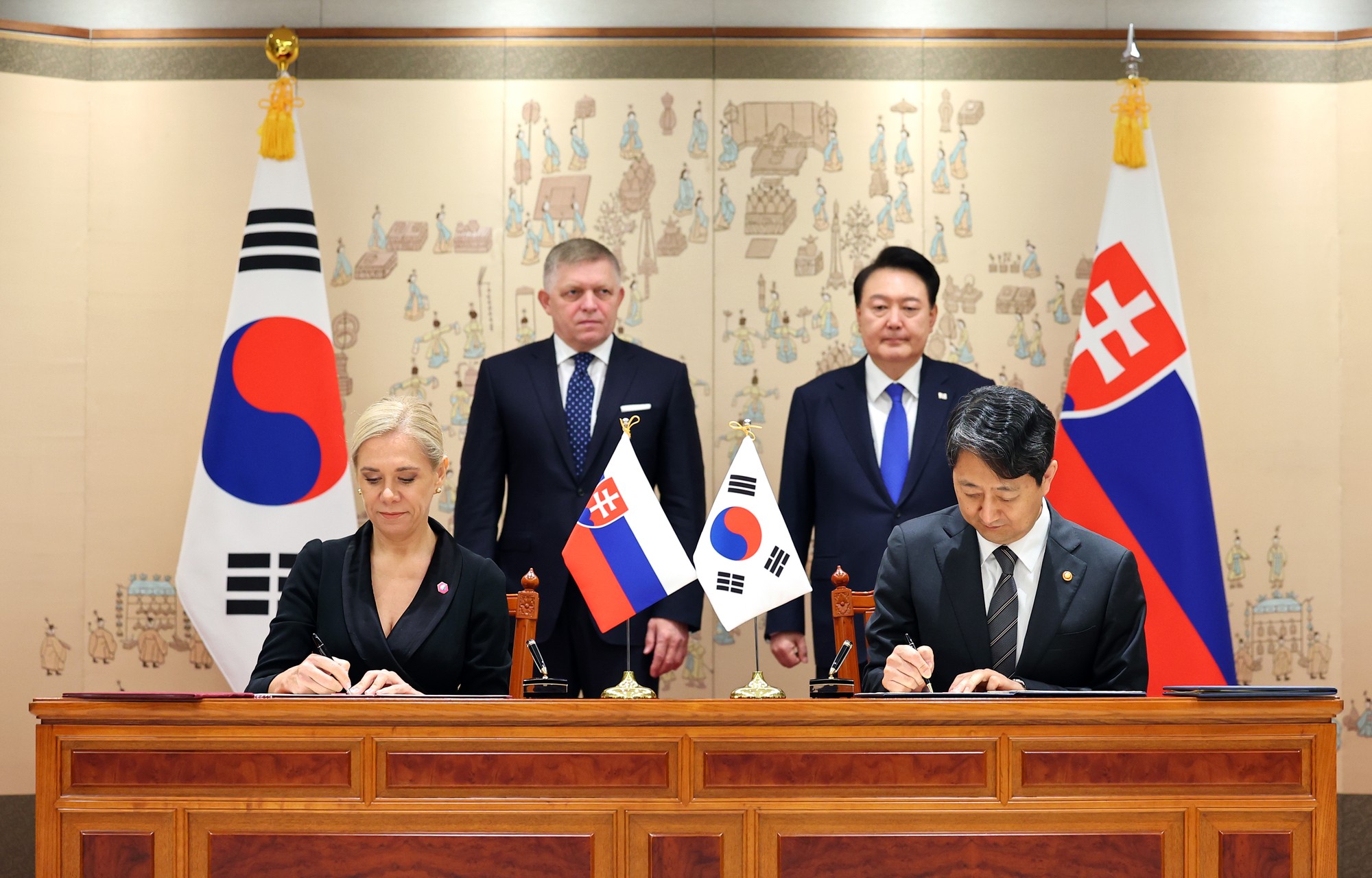Slovenský premiér Robert Fico (Smer-SD) a juhokórejský prezident Jun Sok-jol, dole zľava ministerka hospodárstva SR Denisa Saková (Hlas-SD) a juhokórejský minister obchodu, priemyslu a energií Duk-geun.