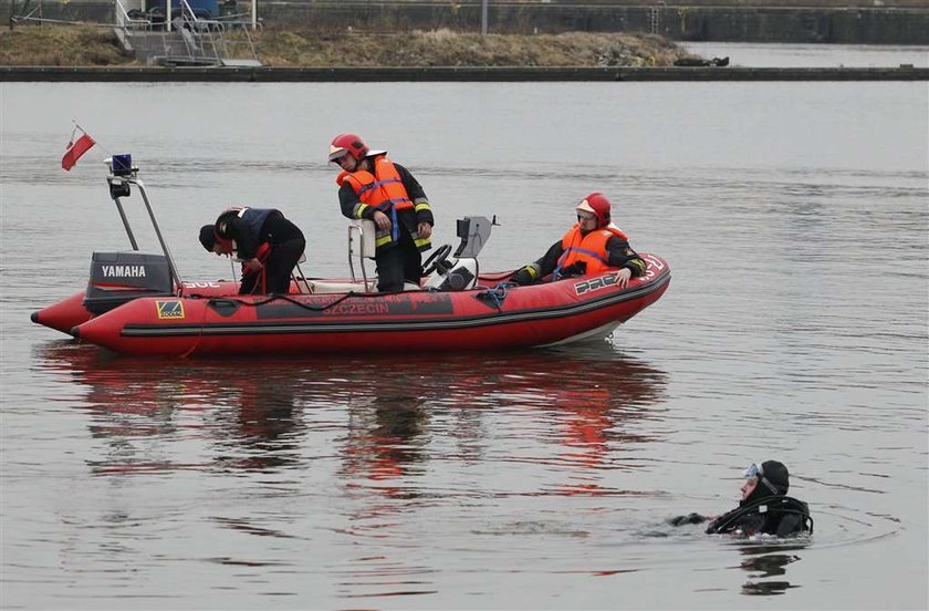 Tragedia w Szczecinie. Samochód wpadł do Odry. ZDJĘCIA