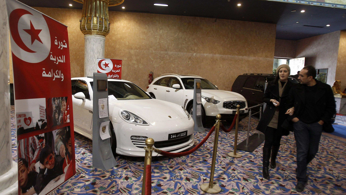 Amatorzy luksusu, zawodowi handlarze i zwykli ciekawcy przybyli w niedzielę do Tunezji na aukcję dóbr należących kiedyś do obalonego prezydenta Zina al-Abidina Ben Alego i jego rodziny. Na sprzedaż wystawiono m.in. 20 z łącznie 39 luksusowych samochodów.