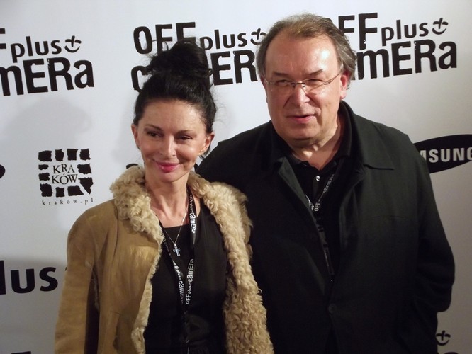 Dolina Bogów  Lecha Majewskiego powstaje z budżetem w wysokości 16,5 mln zł. Twócy wnioskowali o pokrycie 6 mln przez PISF, instytut przyznał im po dobrej ocenie 3,5 mln zł.<BR> Na zdjęciu Lech Majewski z żoną, 2013, fot.  	Piotr Drabik / C.C. 2.0