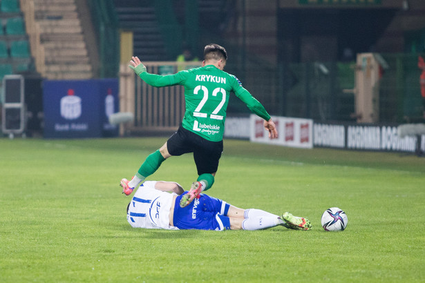 Zawodnik Górnika Łęczna Serhii Krykun (góra) i Maksymilian Sitek (dół) z PGE FKS Stali Mielec podczas meczu 23. kolejki piłkarskiej Ekstraklasy