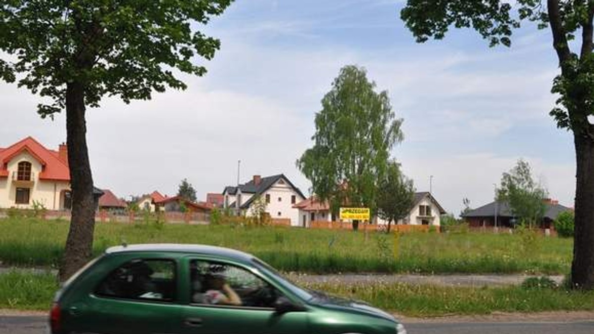 Wydali fortunę na kupno działek i budowę domów na osiedlu generalskim w Szczecinku, a teraz życie umilają im smrody fekaliów z instalacji kanalizacyjnej. "Wodociągi" z problemem walczą od kilku miesięcy - informuje "Głos Koszaliński".