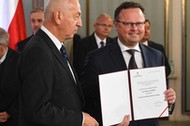 Poseł SLD Andrzej Szejna odbiera od przewodniczącego PKW Wiesława Kozielewicza zaświadczeń o wyborze na posła nowej kadencji Sejmu