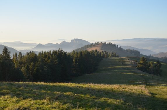 Małe Pieniny. Widoki ze szlaku ze Szczawnicy na Wysoki Wierch i Wysoką.