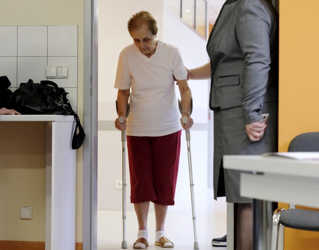 TYTANOWY IMPLANT STAWU BIODROWEGO DLA 78-LATKI