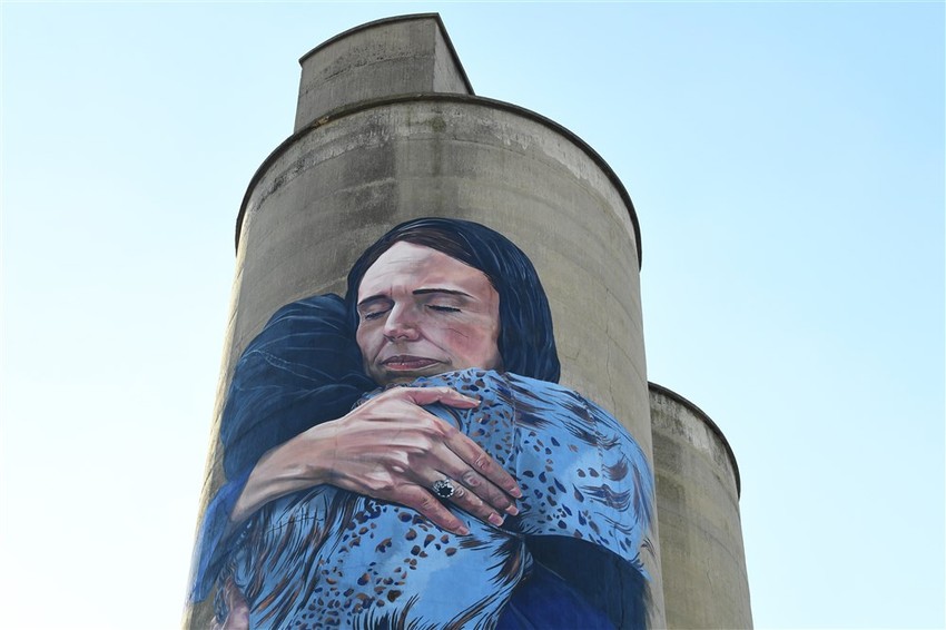 Mural u Melburnu koji predstavlja čuvenu scenu zagrljaja Džasinde Ardern sa ženom nakon terorističkog napada u Krajstčerču