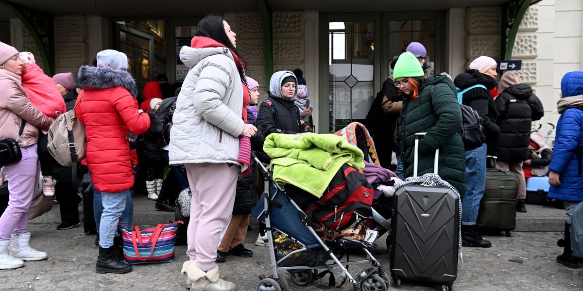 Uchodźcy z Ukrainy przed Dworcem Głównym PKP w Przemyślu.