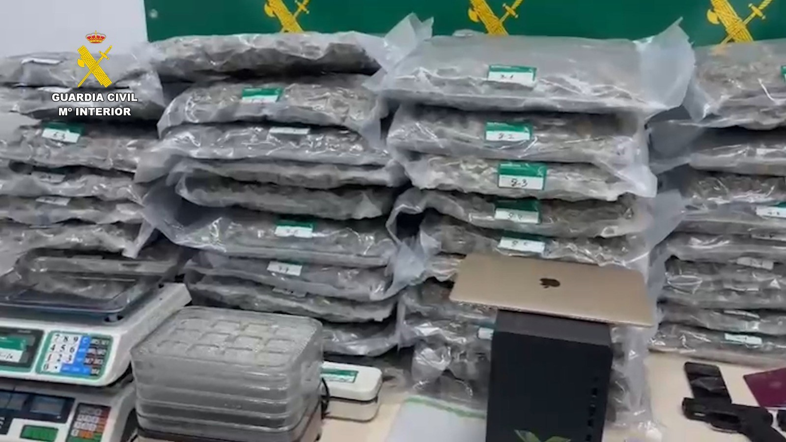 Almería: Guardia civilian  detiene a 3 por tráfico de roads