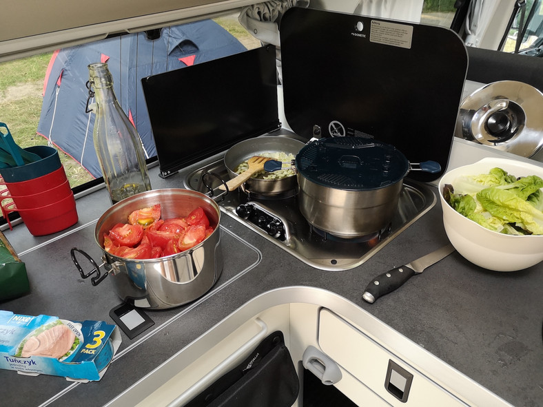 Ford Transit Custom Nugget Plus: na dwupalnikowej kuchence bez problemu można ugotować obiad. Ergonomia otoczenia kuchennego jest absolutnie wzorowa