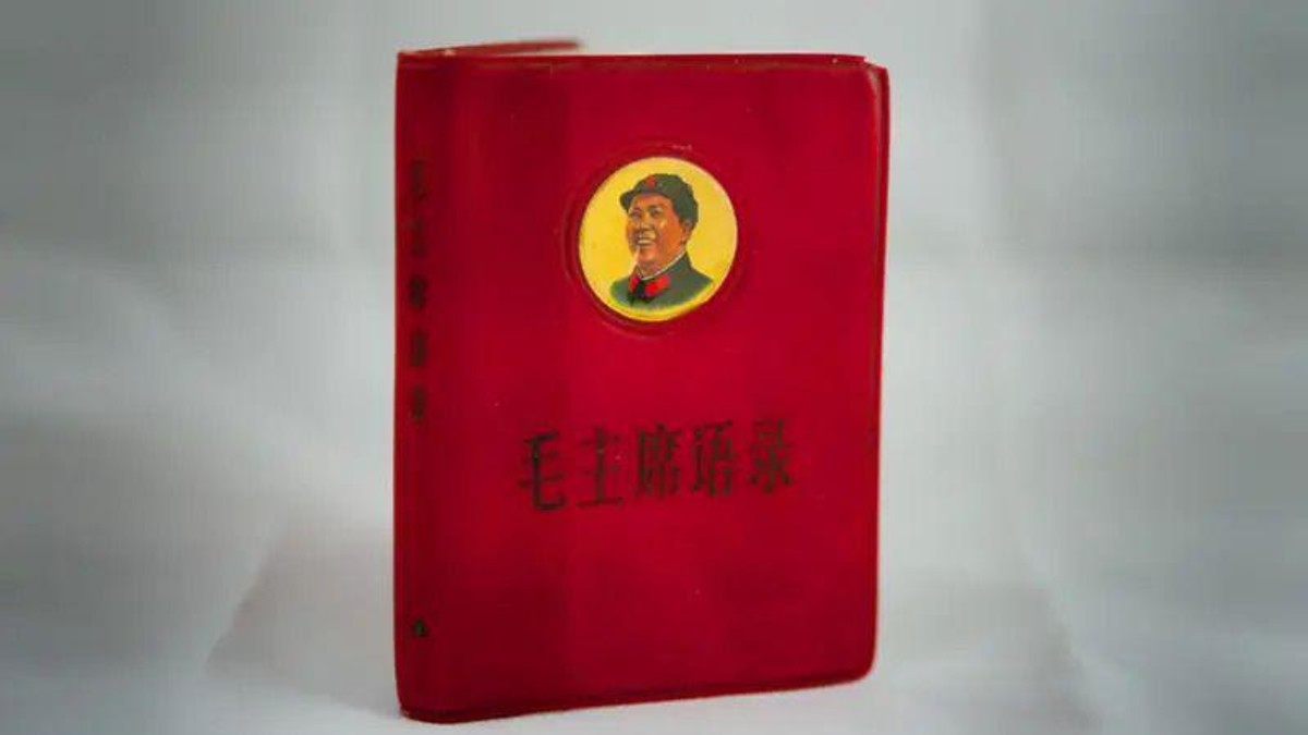 Crvena knjižica sa likom vođe Maa je druga najpopularnija knjiga u istoriji, samo je Biblija štampana u više primeraka | Foto: BBC