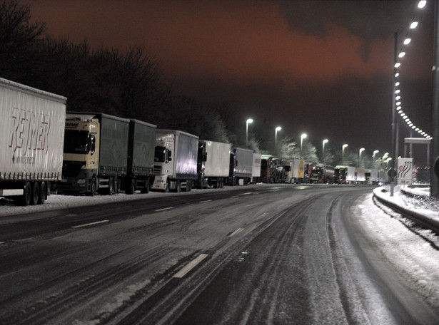 Zimowy paraliż. Tysiące ciężarówek utknęło w śniegu