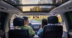 Jechała autem w ten sposób. Ma połamane obie nogi. Podróżuje tak wiele osób