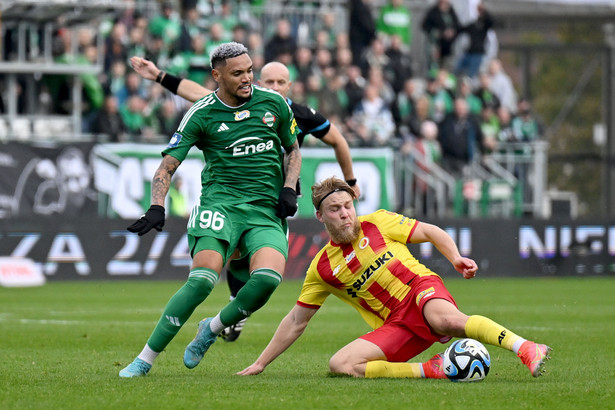 Piłkarz Radomiaka Radom Pedro Henrique (L) i Yoav Hofmeister (P) z Korony Kielce podczas meczu Ekstraklasy