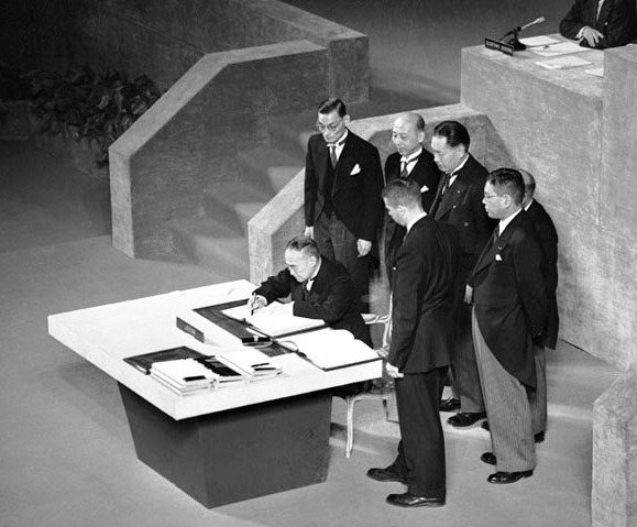 Shigeru Yoshida, premier Japonii podpisujący traktat pokojowy z San Francisco, 8 września 1951 r.