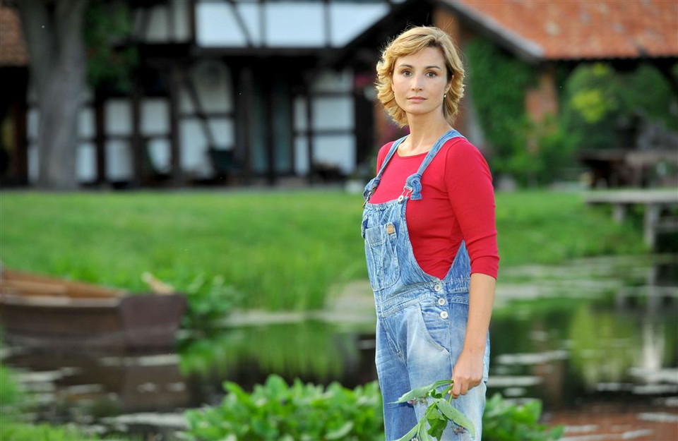 Joanna Brodzik na planie serialu "Życie nad Rozlewiskiem"