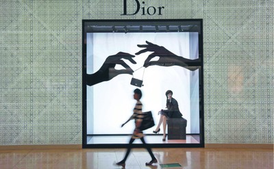 Rządy oskubują najbiedniejszych, bogatym pomagają mnożyć fortuny