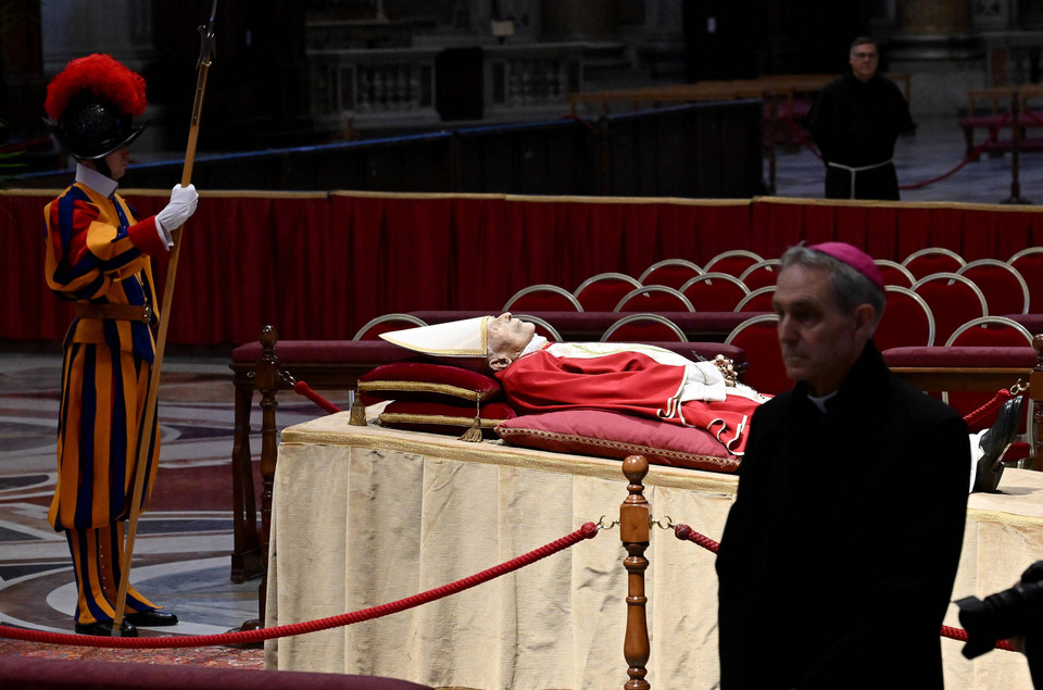 Zmarły papież emeryt Benedykt XVI