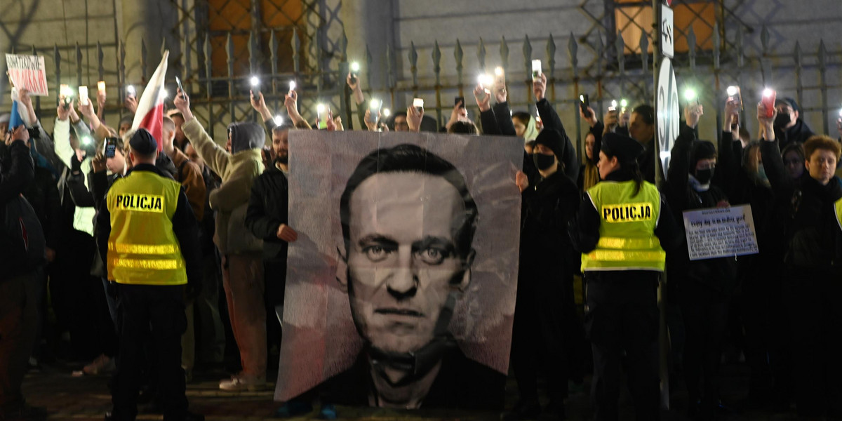 Mieszkańcy Warszawy żegnają Nawalnego. Wzruszający gest [GALERIA]