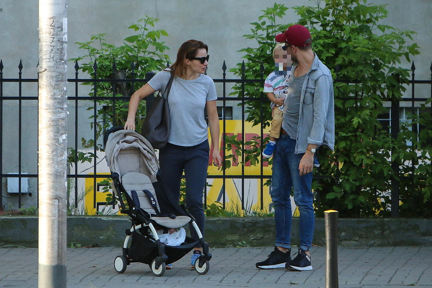 Anna Dereszowska na spacerze z rodziną