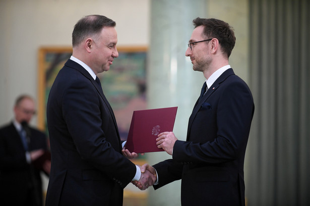 08.04.2022. Prezydent RP Andrzej Duda (L) podczas uroczystości powołania Waldemara Budy (P) na ministra rozwoju i technologii