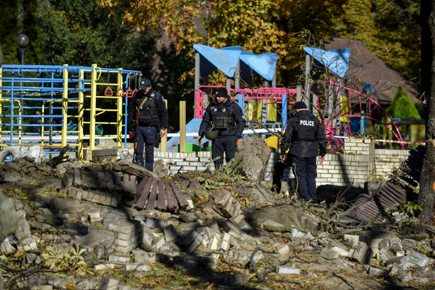 Policjanci w pobliżu zbombardowanego placu zabaw w Kijowie