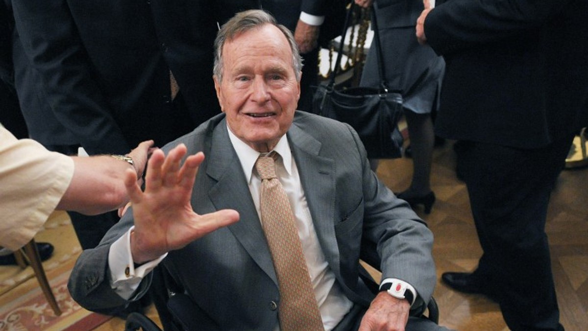 Były prezydent USA George H.W. Bush przebywa na oddziale intensywnej opieki medycznej Szpitala Metodystów w Houston w Teksanie - poinformował jego rzecznik Jim McGrath. Dodał, że Bush został przewieziony na ten oddział w ub. niedzielę "po serii niepomyślnych wydarzeń, w tym uporczywej gorączki".