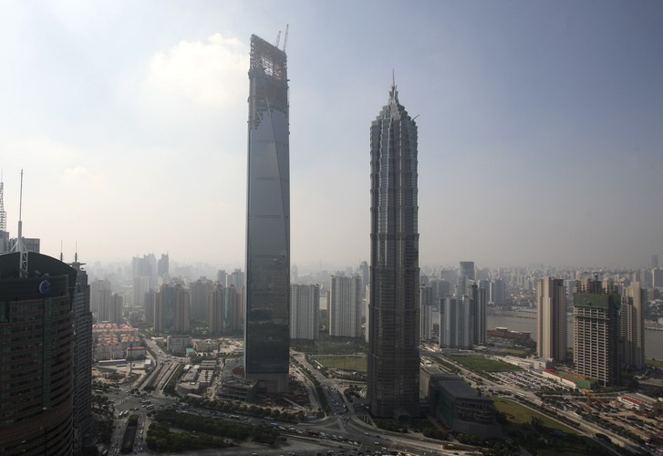 Budynek znajduje się w centrum finansowym Szanghaju. Ma 492 m wysokości i 101 pięter. Jego budowa została zakończona w 2008 roku.