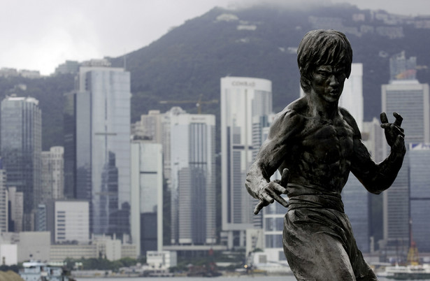 Najszybciej liczba milionerów rośnie w Azji. Na zdjęciu: Hongkong z pomnikiem Bruce'a Lee na pierwszym planie.