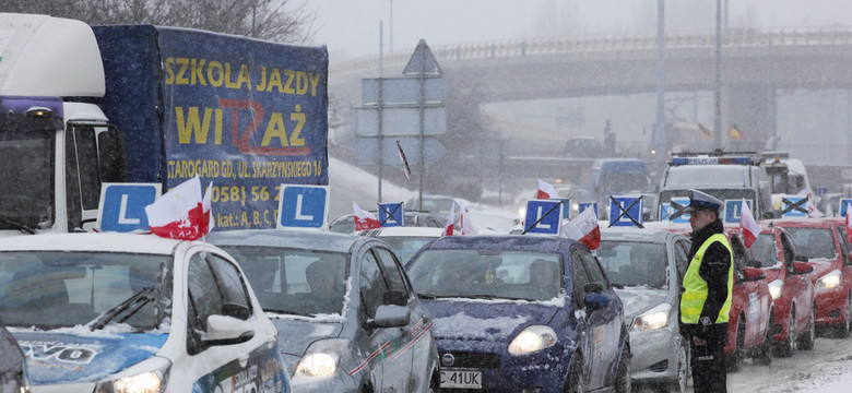 Tego jeszcze nie było! Protestują i blokują drogi przez bałagan z prawem jazdy