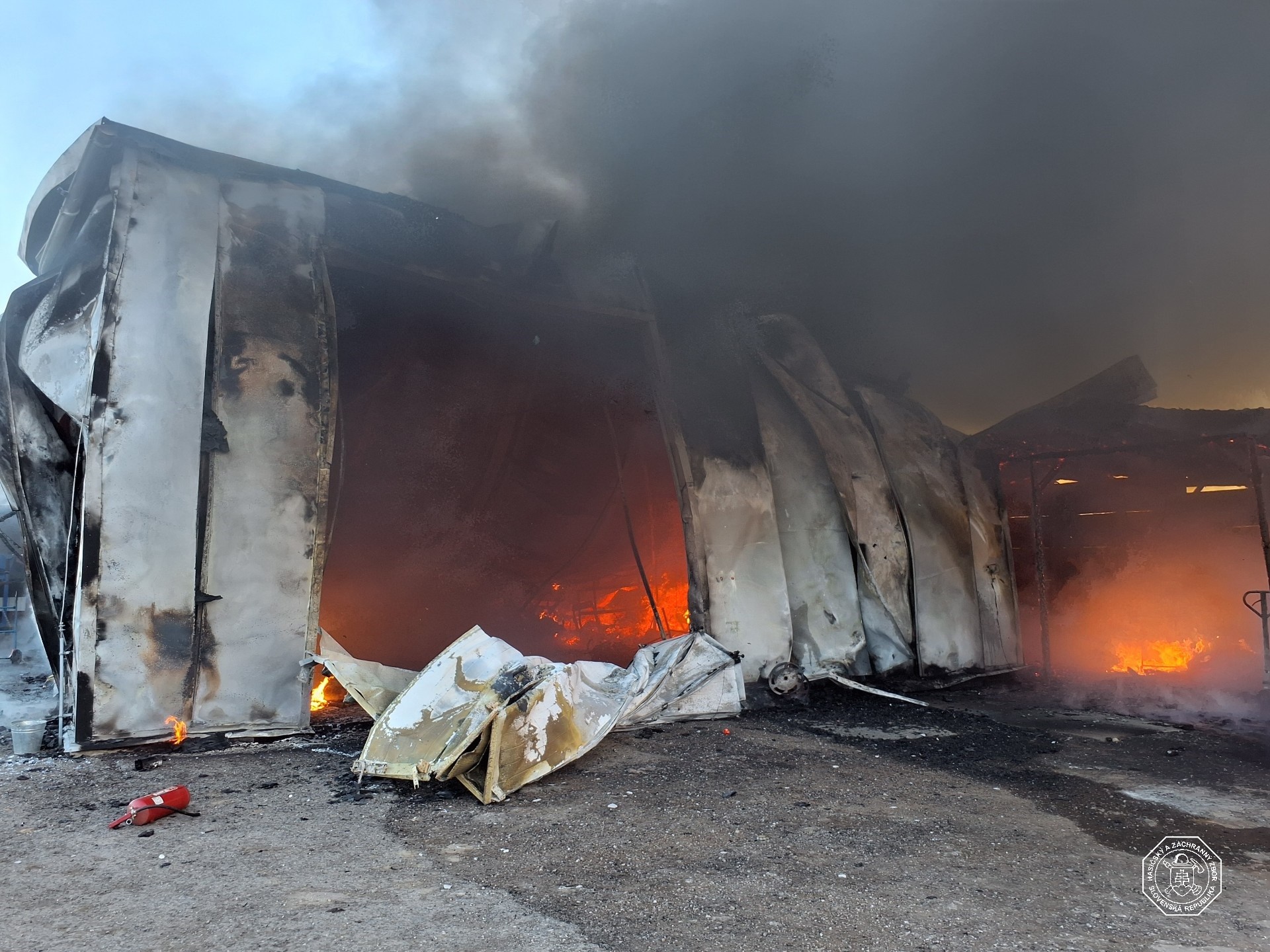 Požiar prístrešku v Golianove sa rozšíril na celú halu.