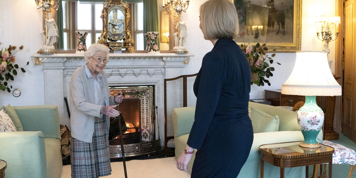 Królowa Elżbieta II przyjmuje nową szefową brytyjskiego rządu.