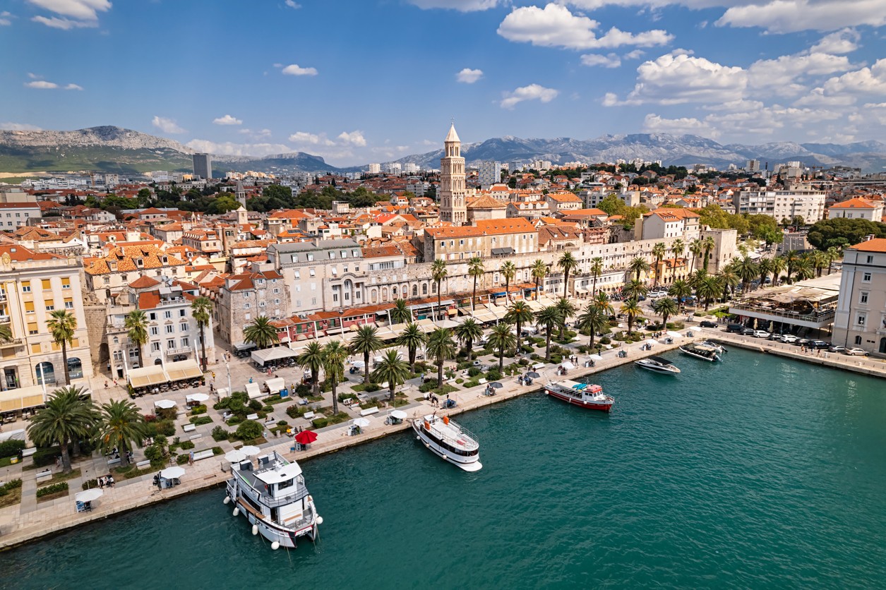 Split je najväčšie mesto v Dalmácii a druhé najväčšie mesto v Chorvátsku.