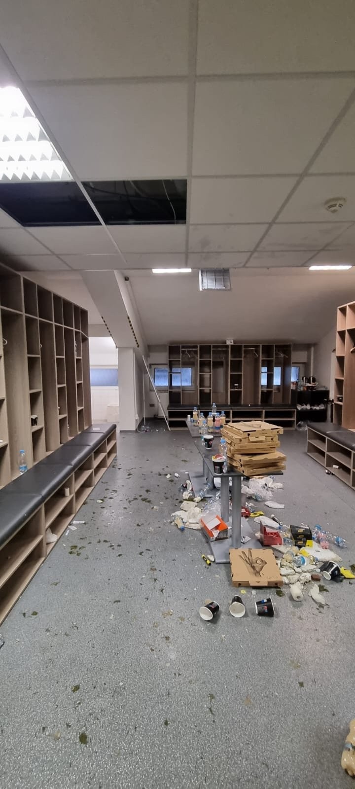 FC Viktoria Plzeň ukázala zničenú šatňu a štadión po zápase so Spartou Praha. 