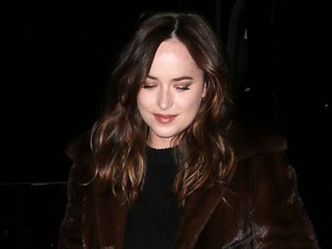 Dakota Johnson annyira gyönyörű ebben a vörös ruhában, de a kabátja iszonyatos