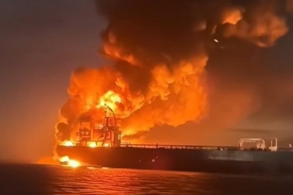 (VIDEO) EKSPLODIRAO TANKER BLIZU OMANA! Brod u plamenu: Incident nakon što je Iran saopštio da je nadomak dogovora o Ormuzu