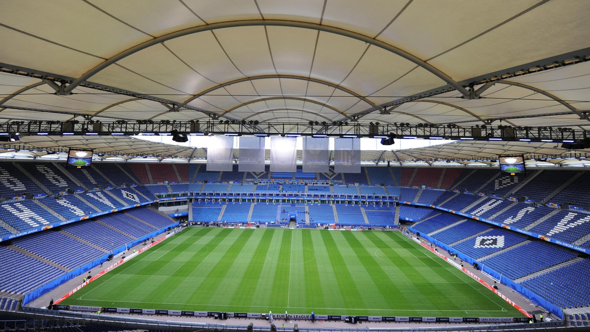 Miliarder Klaus-Michael Kuehne przejął 7,5 procent akcji Hamburg SV po tym, jak wpompował w klub 18,75 mln euro. Kuehne uzyskał również prawa do nazwy stadionu zespołu z Bundesligi - poinformował w czwartek klub.
