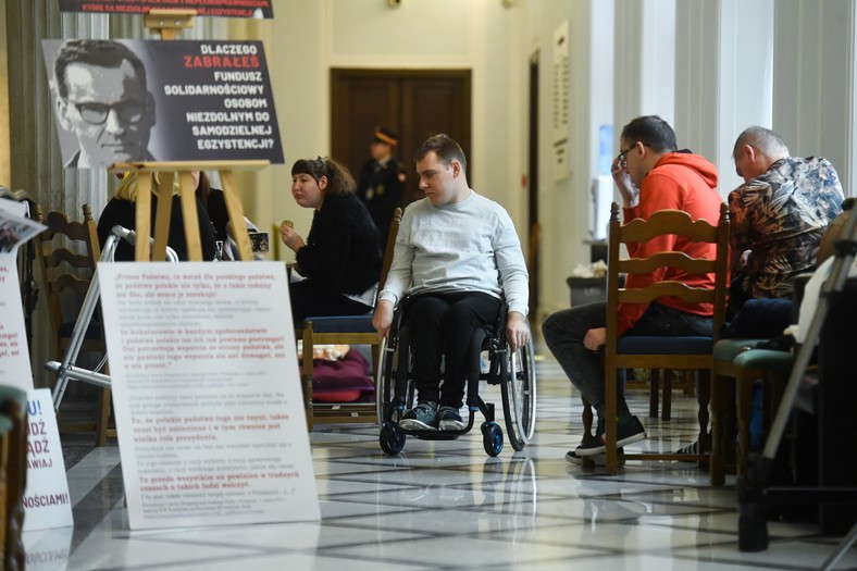 Protest osób niepełnosprawnych i ich opiekunów na korytarzu Sejmu w Warszawie