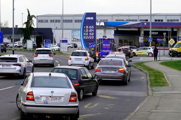 CENE GORIVA ASTRONOMSKE Sukob u Hrvatskoj oko Vladinih mera: Poslodavci hvale, sindikati traže strogu kontrolu cena (FOTO)