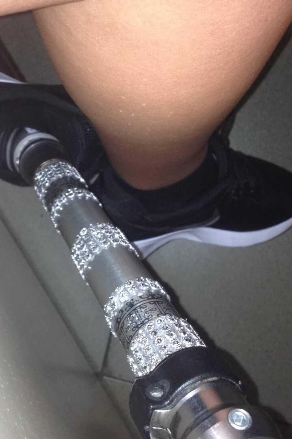 Proteza ukrašena cirkonima i tetovažama