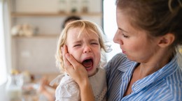 Lęk separacyjny u dziecka - jak sobie z nim radzić? Kiedy się pojawia?